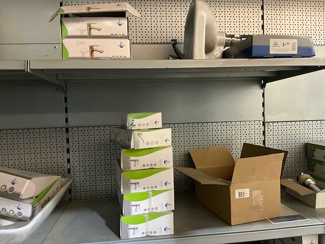 Huishoudkranen+wasbakken uit overstock (+- 100st.) - afbeelding 2 van  13