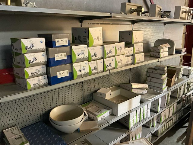 Huishoudkranen+wasbakken uit overstock (+- 100st.) - afbeelding 1 van  13