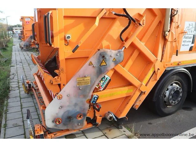 Huisvuilwagen iveco 2y3c, pusher 4000, datum 1ste inschr 10/02/2015, chassisnummer wjme2nnh60c295944, km laatste keuring 92 061km, diesel euro vi, deel i+ii, gelijkvormigheidsattest - afbeelding 3 van  21