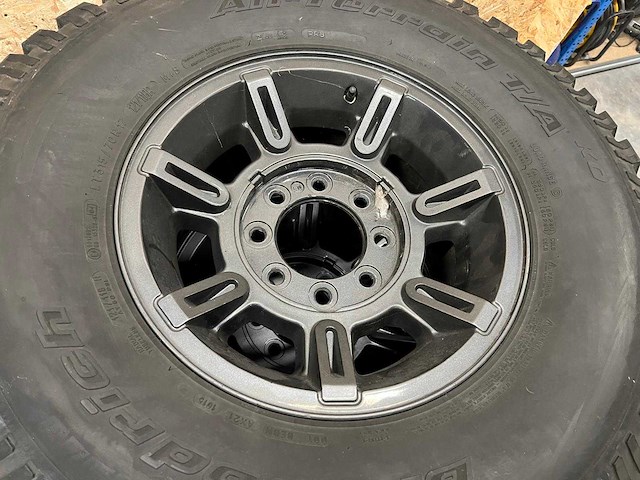 Hummer - car tyre - afbeelding 1 van  3