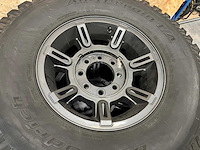 Hummer - car tyre - afbeelding 1 van  3