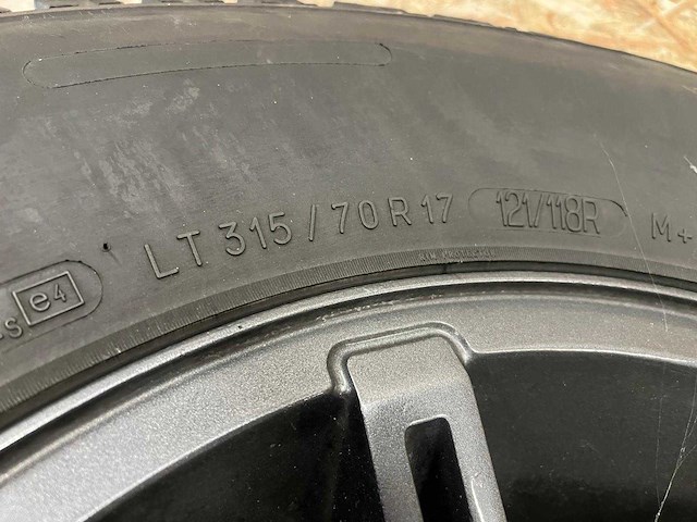 Hummer - car tyre - afbeelding 2 van  3