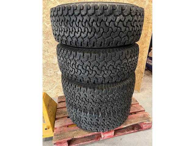 Hummer - car tyre - afbeelding 3 van  3