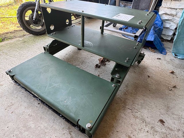 Humvee radio tafel - part - afbeelding 1 van  7