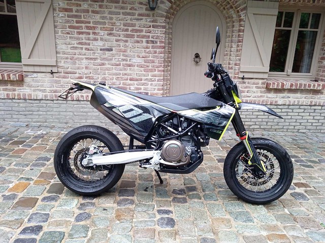 Husqvarna - 701 supermoto - motorfiets - afbeelding 1 van  7