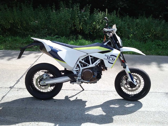 Husqvarna - supermoto 701 - motorfiets - afbeelding 1 van  6
