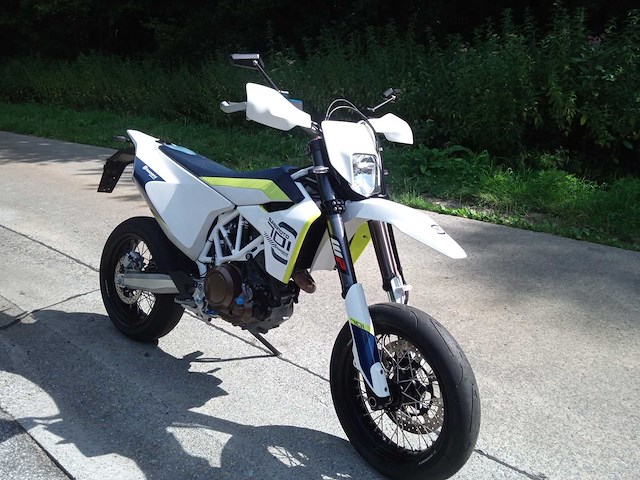 Husqvarna - supermoto 701 - motorfiets - afbeelding 2 van  6