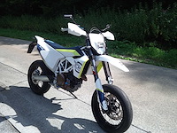 Husqvarna - supermoto 701 - motorfiets - afbeelding 2 van  6