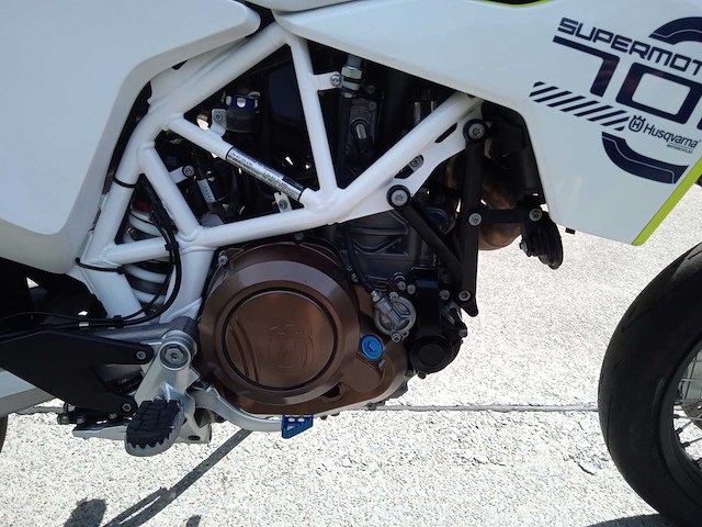 Husqvarna - supermoto 701 - motorfiets - afbeelding 4 van  6