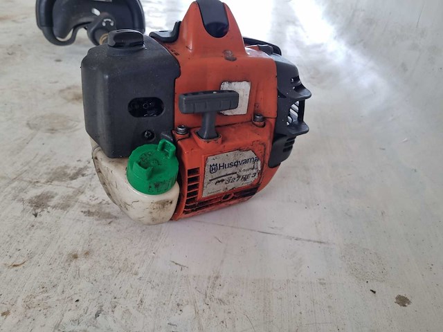 Husqvarna 327he3 hoogsnoeier - werkend - afbeelding 1 van  3