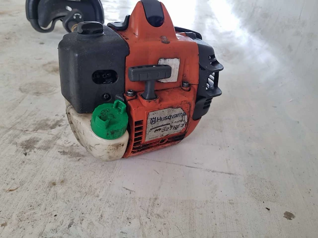 Husqvarna 327he3 hoogsnoeier - werkend - afbeelding 2 van  8