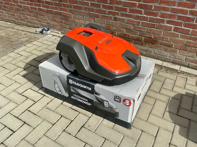 Husqvarna automower - 550 5000m2 - robotmaaier ongebruikt - afbeelding 1 van  2