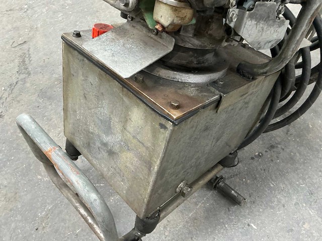 Hydraulisch aggregaat met benzine motor - afbeelding 7 van  8