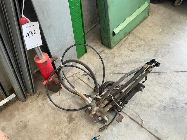 Hydraulisch onderdeel (2x) - afbeelding 1 van  3