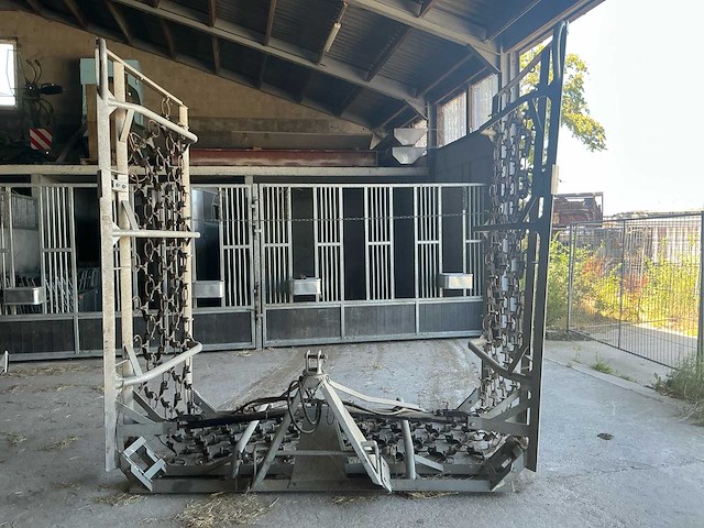 Hydraulisch opklapbare weidesleep met 3-puntsophanging - afbeelding 1 van  9
