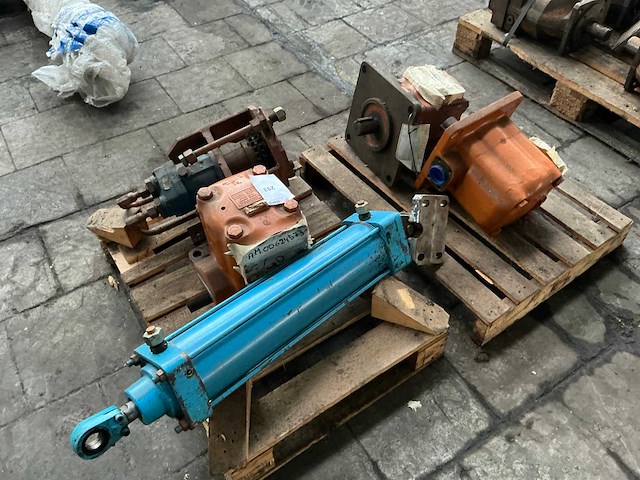 Hydraulisch pomp (3x) - afbeelding 1 van  7