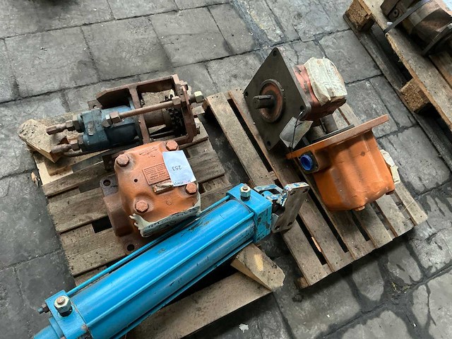 Hydraulisch pomp (3x) - afbeelding 2 van  7