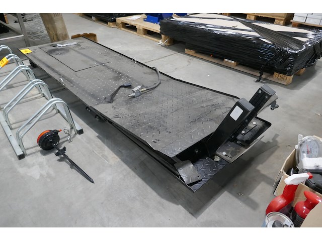 Hydraulische en pneumatische motorheftafel met een antislip tranenplaat - afbeelding 1 van  4