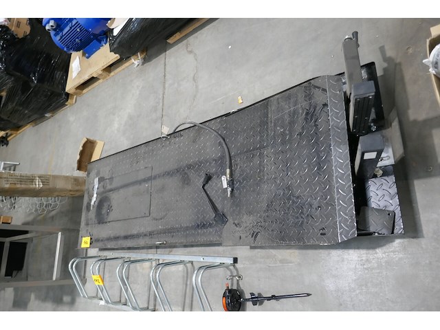Hydraulische en pneumatische motorheftafel met een antislip tranenplaat - afbeelding 2 van  4