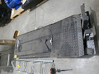 Hydraulische en pneumatische motorheftafel met een antislip tranenplaat - afbeelding 2 van  4