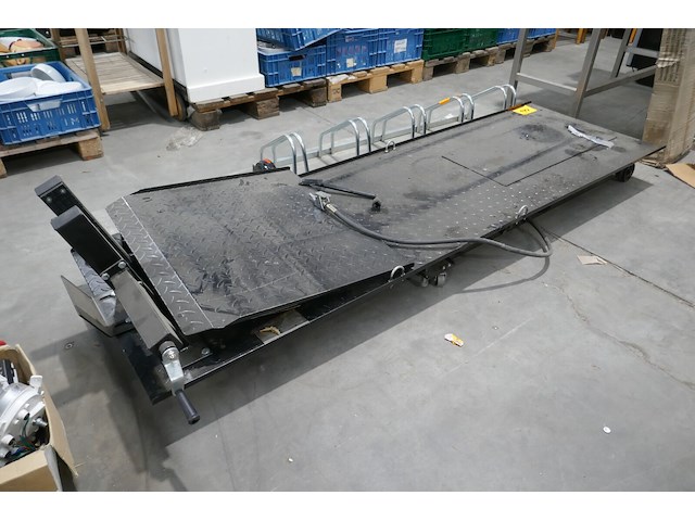 Hydraulische en pneumatische motorheftafel met een antislip tranenplaat - afbeelding 3 van  4