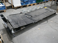 Hydraulische en pneumatische motorheftafel met een antislip tranenplaat - afbeelding 3 van  4