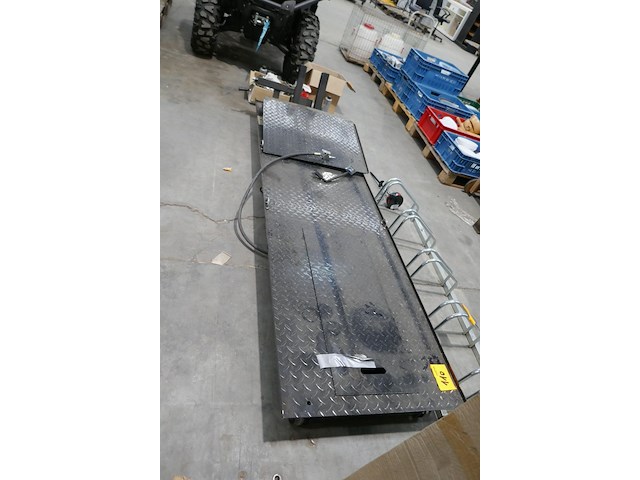 Hydraulische en pneumatische motorheftafel met een antislip tranenplaat - afbeelding 4 van  4
