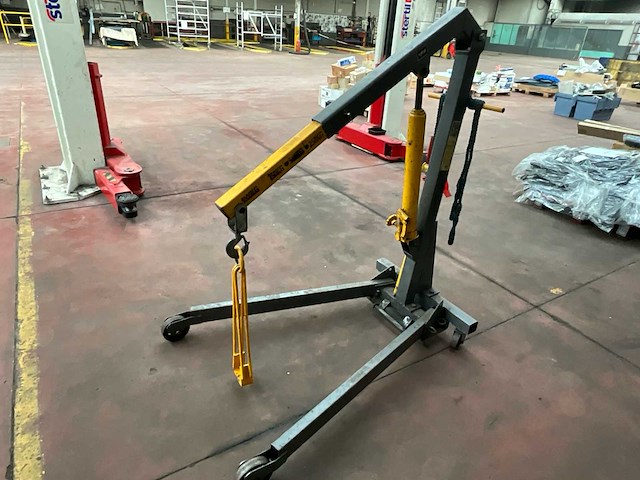 Hydraulische motorkraan (motorhijskraan) op wielen - afbeelding 1 van  2