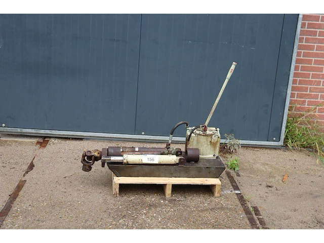 Hydraulische pers-/richtopstelling met handpomp en twee cilinders - afbeelding 1 van  1