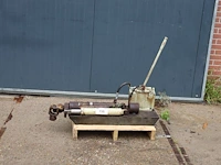 Hydraulische pers-/richtopstelling met handpomp en twee cilinders