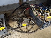 Hydraulische pomp en slang - afbeelding 1 van  3