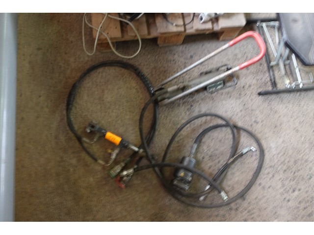 Hydraulische pomp en slang - afbeelding 1 van  5