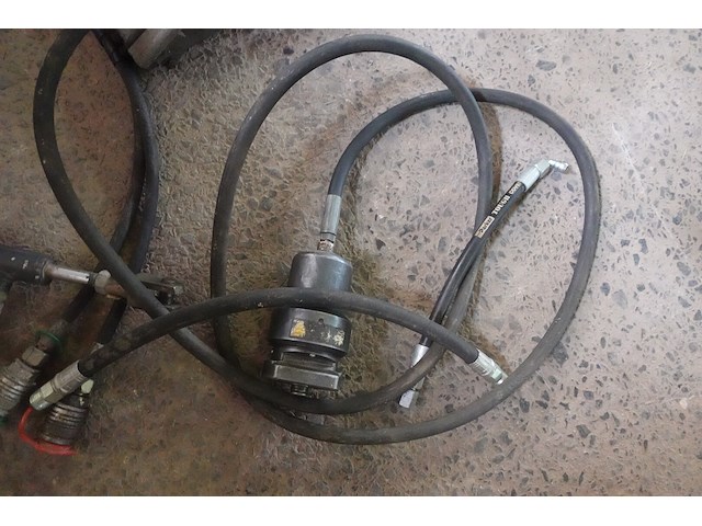 Hydraulische pomp en slang - afbeelding 3 van  5