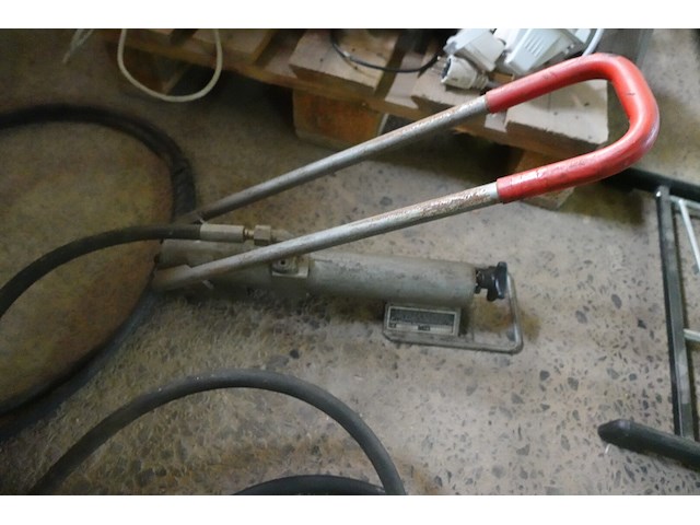 Hydraulische pomp en slang - afbeelding 4 van  5