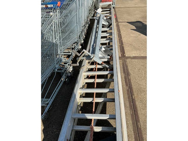 Hymer schuifladder met steunvoeten - afbeelding 1 van  3