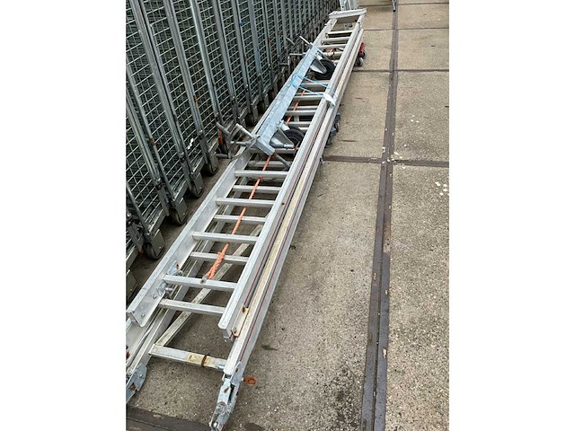 Hymer vouwladder met beveiliging steunen,afmeting 2x 4.00 m l,1x 5.00 m l - afbeelding 1 van  1