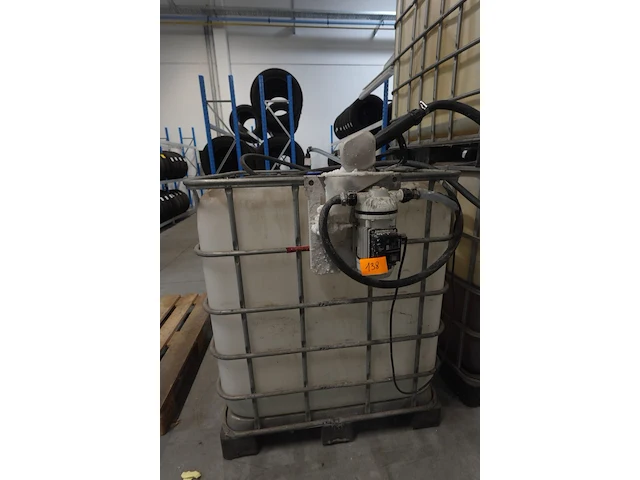 Ibc container adblue met pomp piusi - afbeelding 1 van  5