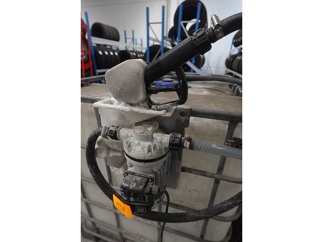 Ibc container adblue met pomp piusi - afbeelding 5 van  5