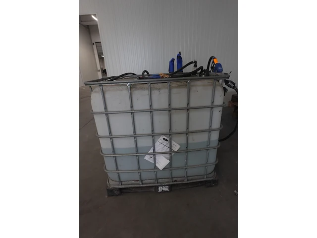 Ibc container adblue met pomp piusi - afbeelding 2 van  5