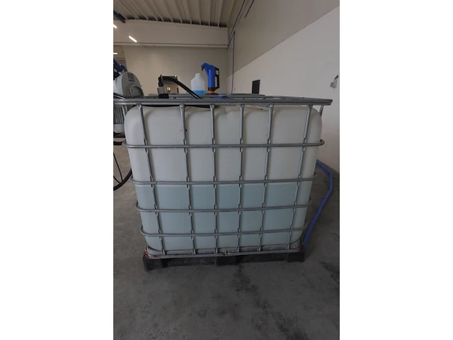 Ibc container adblue met pomp piusi - afbeelding 2 van  6