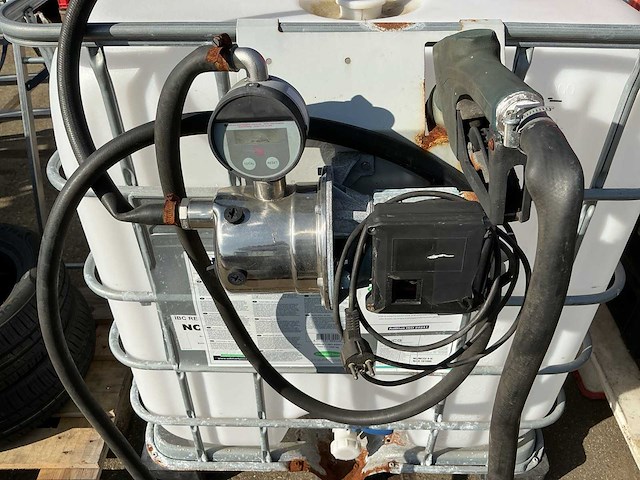 Ibc container adblue met tankpistool en teller - afbeelding 2 van  3