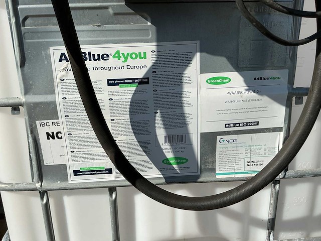 Ibc container adblue met tankpistool en teller - afbeelding 3 van  3