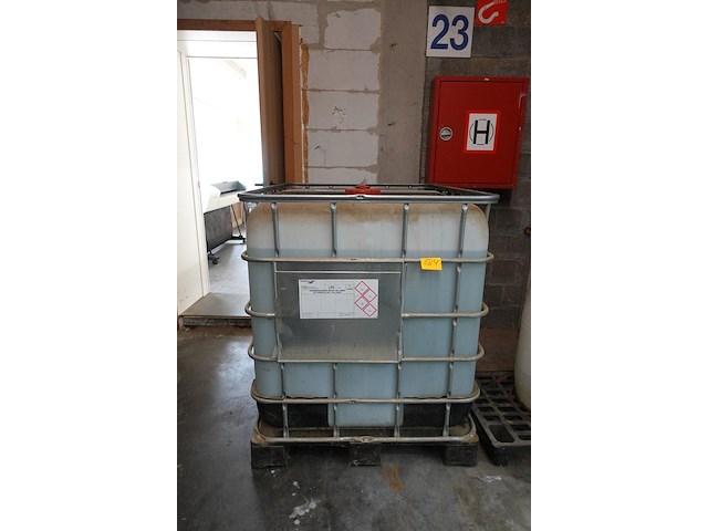 Ibc-container met gedemineraliseerd water - afbeelding 1 van  5
