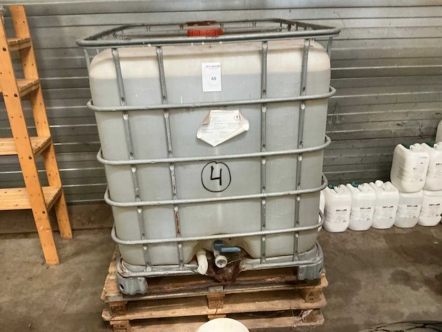 Ibc-container met meststof - afbeelding 1 van  2