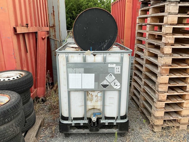 Ibc container met olievat - afbeelding 1 van  1
