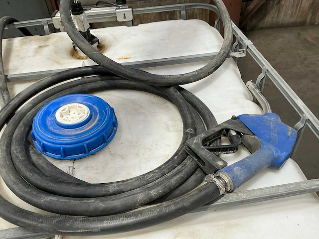 Ibc container met piusi pomp en vulpistool - afbeelding 5 van  8