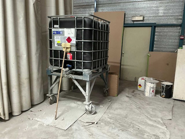 Ibc container op mobiel metalen onderstel - afbeelding 1 van  4