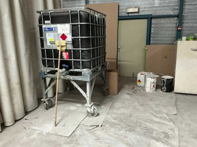 Ibc container op mobiel metalen onderstel - afbeelding 2 van  4