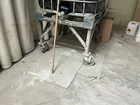 Ibc container op mobiel metalen onderstel - afbeelding 3 van  4