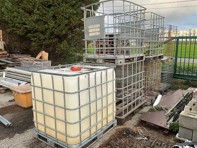 Ibc-vat compleet met 6 diverse lege kooien - afbeelding 1 van  5